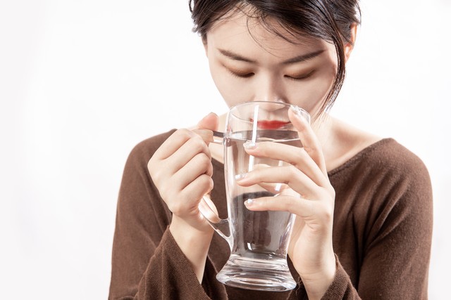 喝温水判断阴虚阳虚_一杯水辨别体质虚实_出虚汗是阴虚还是阳虚