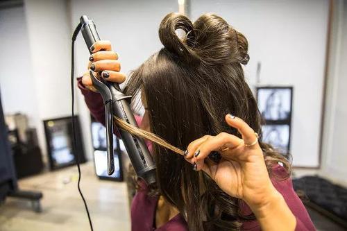 卷发棒卷出来的发型_卷发棒使用技巧_理发师修剪基础发型重要性