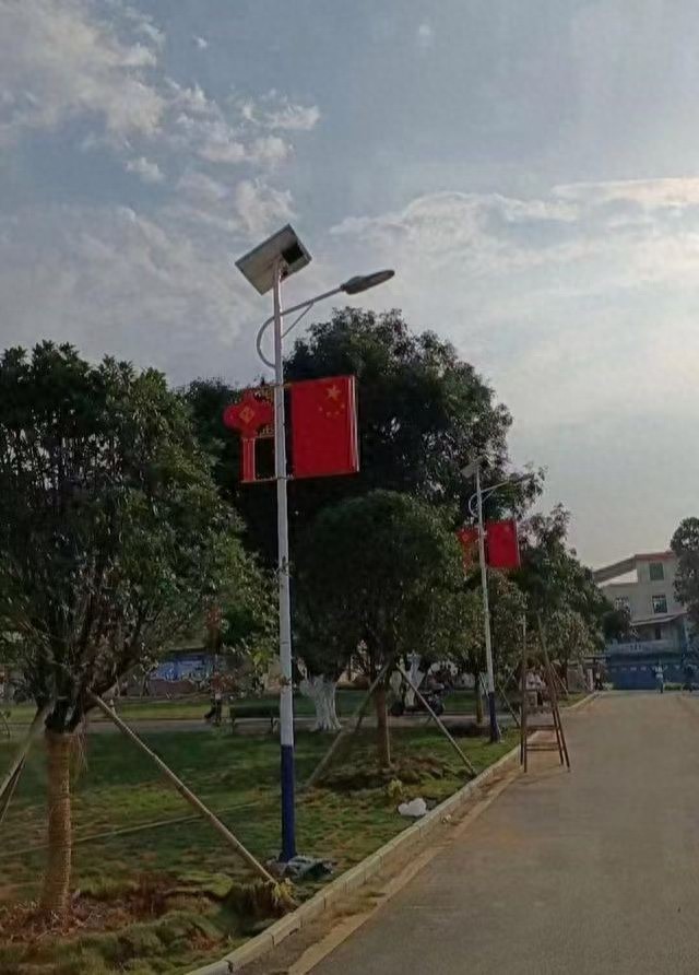 太阳能路灯安装步骤_太阳能路灯基础施工方法_大路灯安装