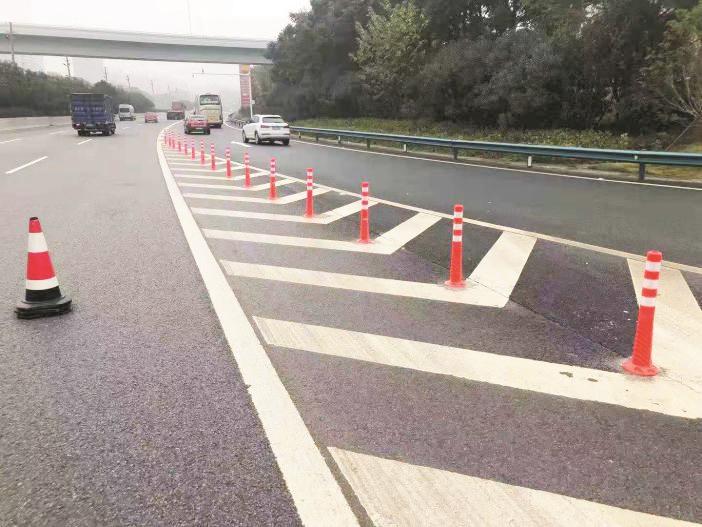 新型柔性隔离柱_防撞桶安装_新型组合防撞桶