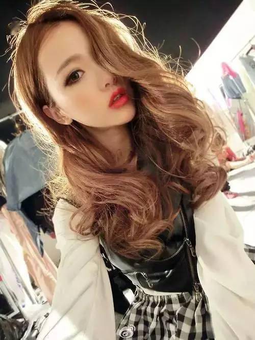 长发卷发棒教程_电棒卷发技巧教程_自然微卷电棒卷