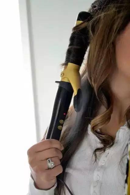 长发卷发棒教程_自然微卷电棒卷_电棒卷发技巧教程