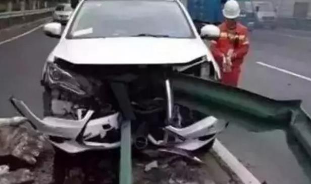 高速公路旋转防撞桶_防撞桶安装_旋转防撞桶防撞性能