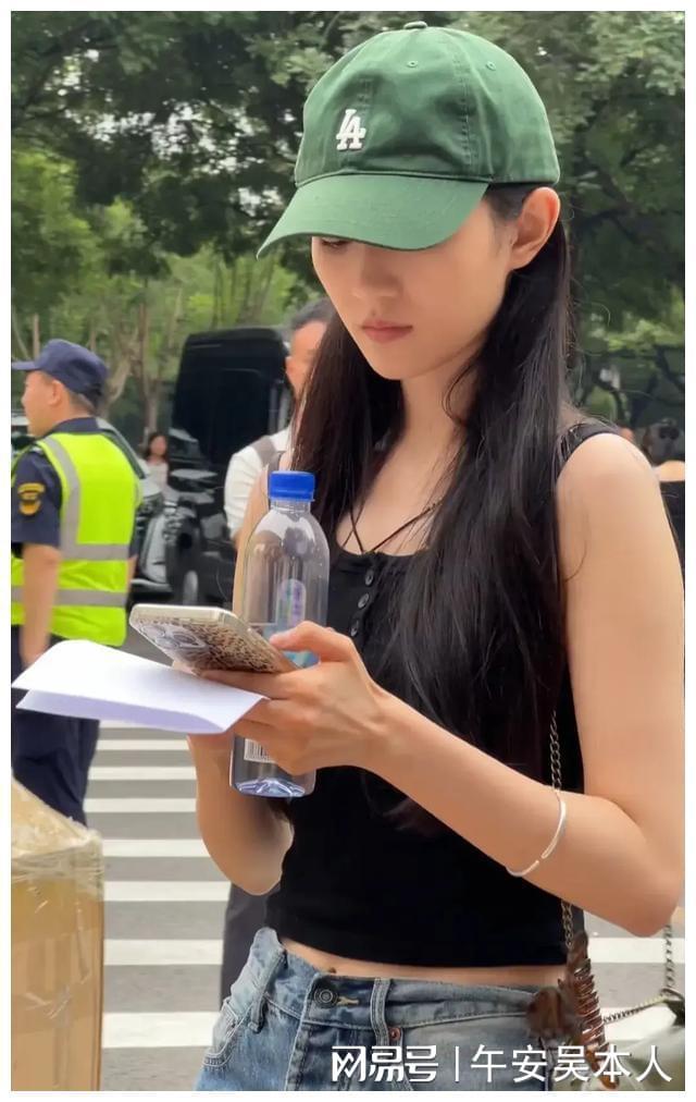 北京电影学院新生报到 颜值爆表 网友热议_北京电影学院学生