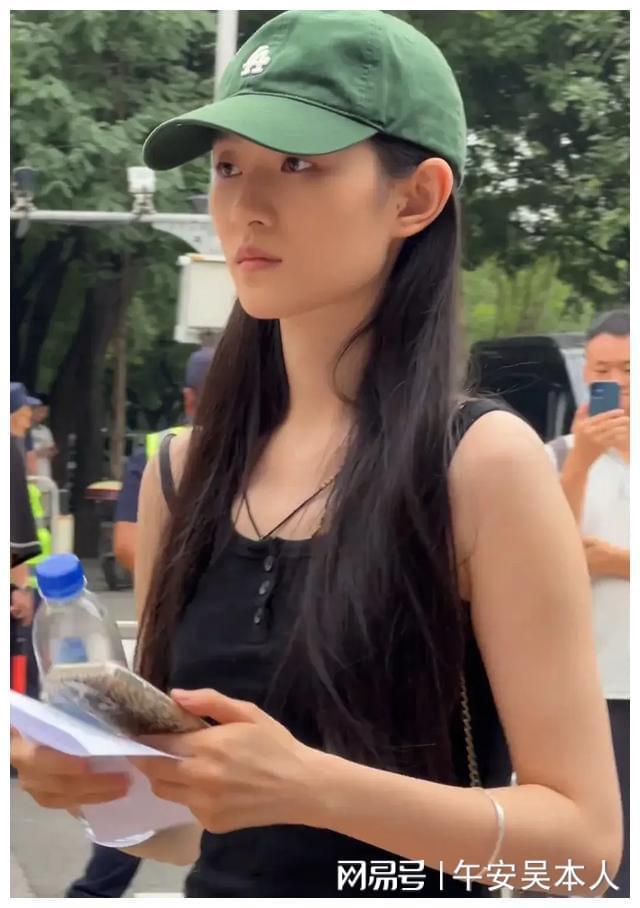 北京电影学院新生报到 颜值爆表 网友热议_北京电影学院学生