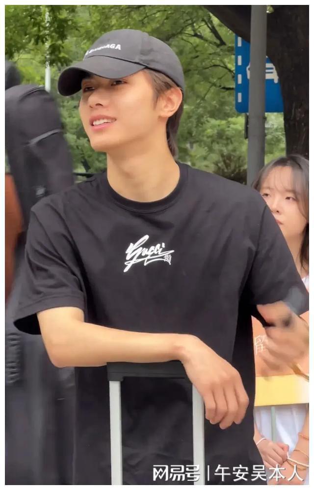 北京电影学院学生_北京电影学院新生报到 颜值爆表 网友热议