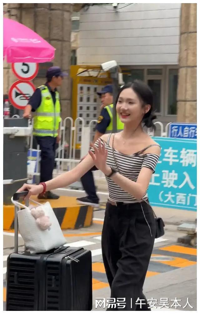 北京电影学院学生_北京电影学院新生报到 颜值爆表 网友热议