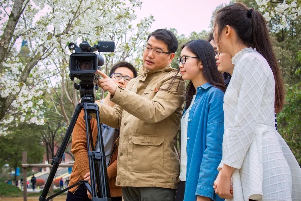 学新闻传播专业值不值得报_新闻传播学包括哪些专业_新闻传播专业考研竞争激烈
