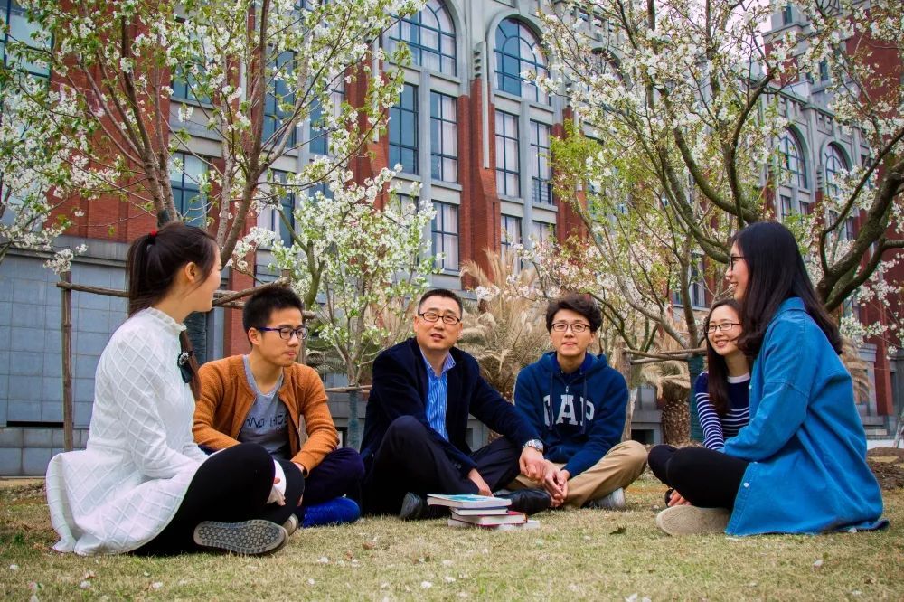 学新闻传播专业值不值得报_新闻传播学包括哪些专业_新闻传播专业考研竞争激烈