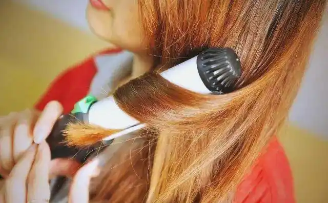 电卷发棒使用技巧_夏日短发造型_卷发棒怎样卷短发