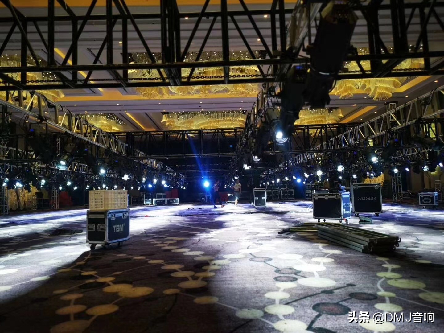 舞台灯控台排列_舞台灯光架搭建步骤_舞台灯光安装调试流程