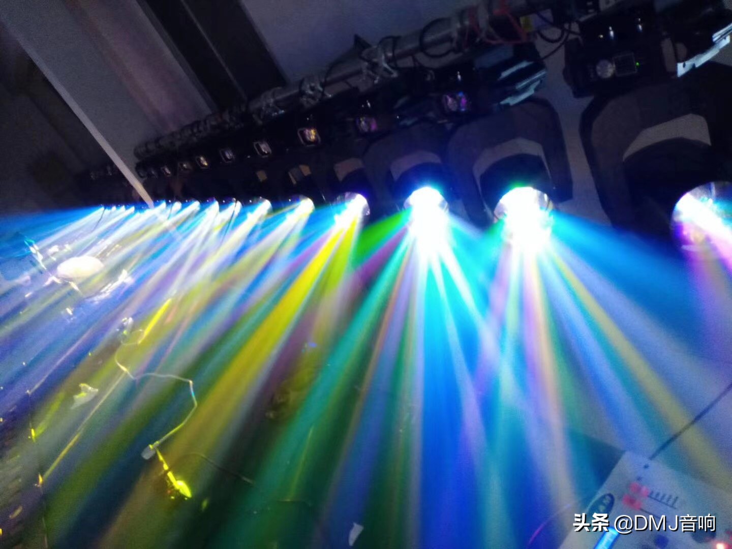 舞台灯光架搭建步骤_舞台灯光安装调试流程_舞台灯控台排列