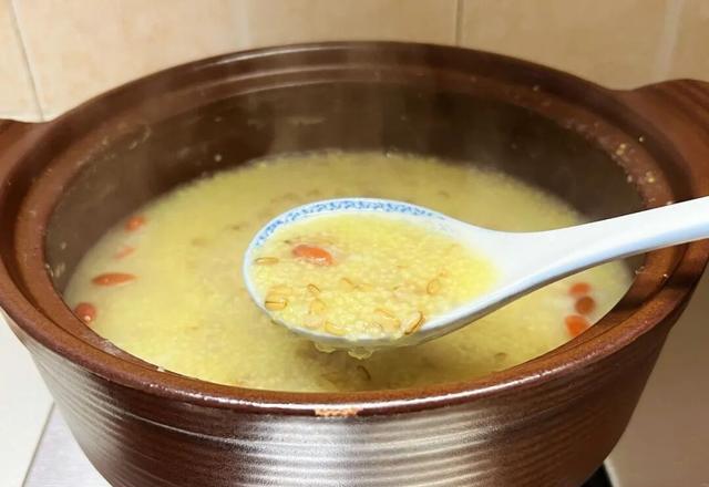 早餐营养搭配_早餐机鸡蛋杯食谱_煎蛋营养早餐