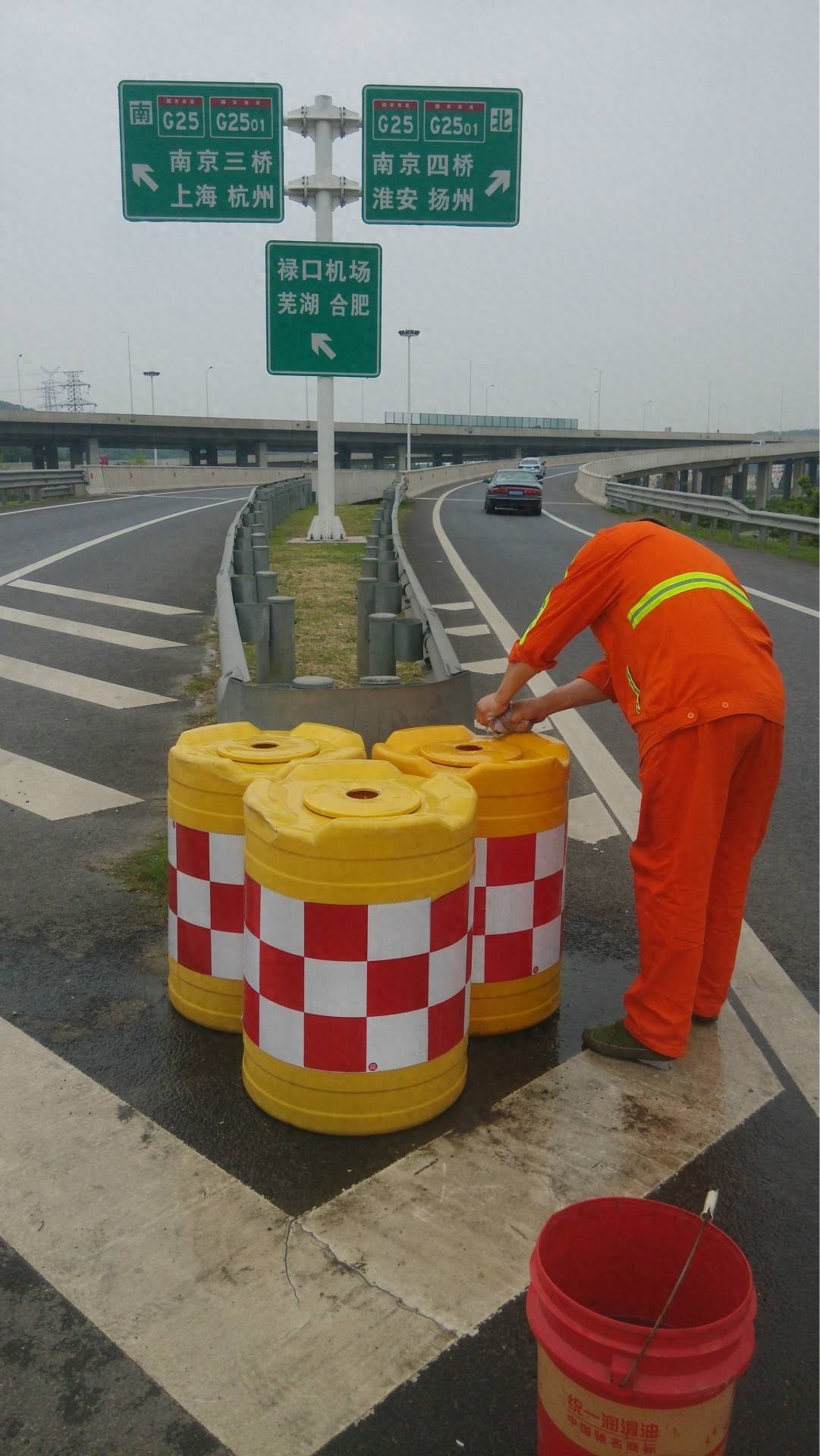 防撞桶公路安全规范_防撞桶规范_防撞桶市政道路安防作用