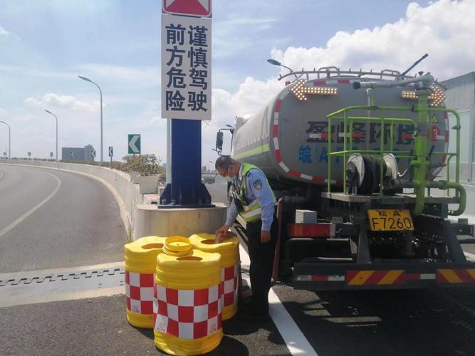 防撞桶市政道路安防作用_防撞桶规范_防撞桶公路安全规范