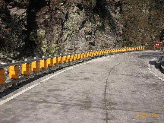 高速公路防撞护栏_防撞桶布置_旋转防撞桶