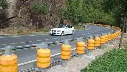 旋转防撞桶_防撞桶布置_高速公路防撞护栏