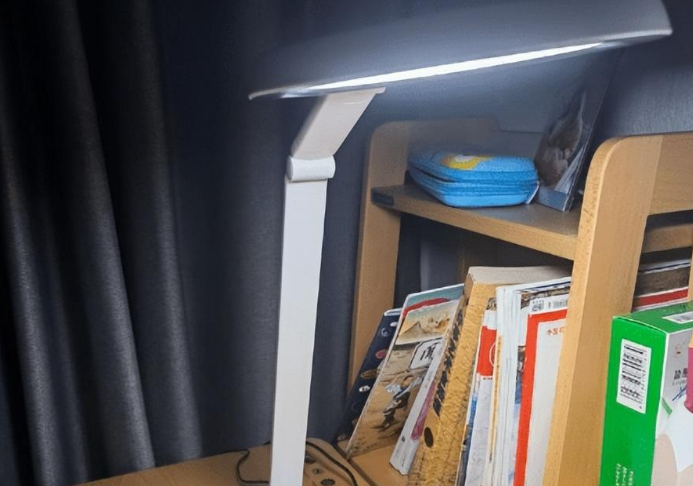 选择合适台灯光照强度色温_正确使用台灯摆放位置_电脑灯使用