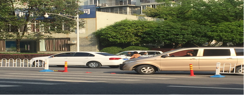 防撞桶类型_文明城市创建_道路隔离栏加装