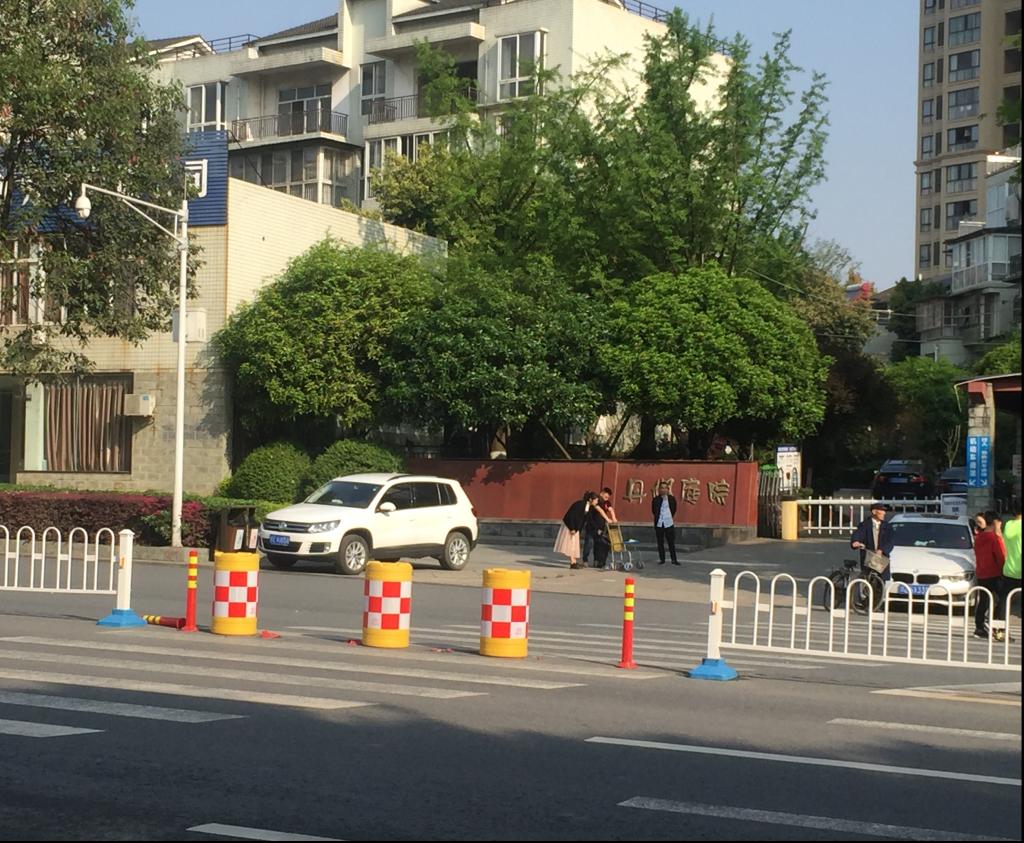 防撞桶类型_道路隔离栏加装_文明城市创建