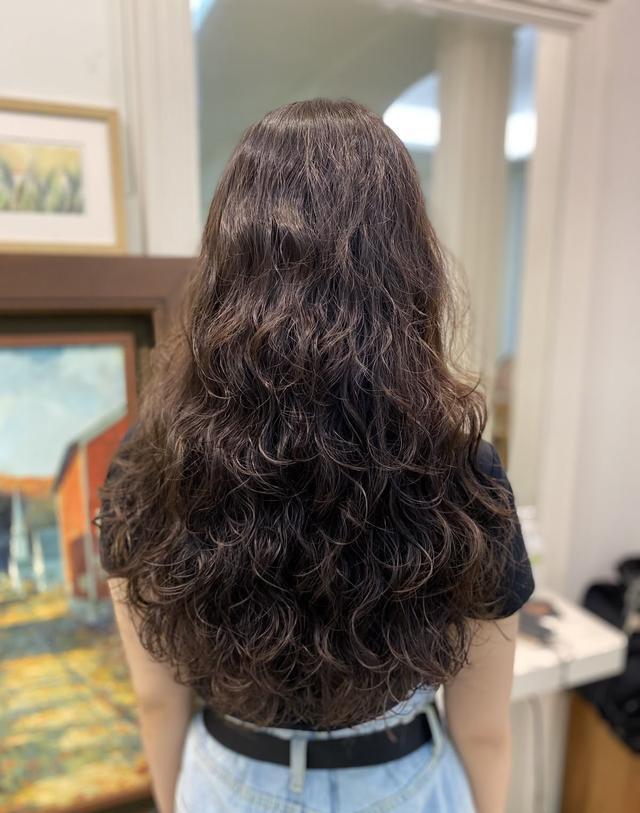 一次性卷发棒伤头发吗_睡醒卷教程_卷发棒喷雾