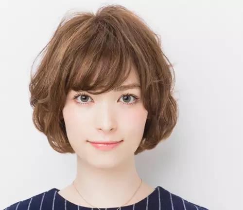 短卷发教程_斜刘海短卷发造型_短发用卷发棒卷内扣