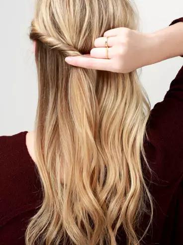 短卷发教程_斜刘海短卷发造型_短发用卷发棒卷内扣