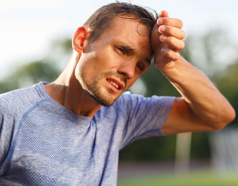 频繁出汗原因_晚上出虚汗是怎么回事_异常出汗症状