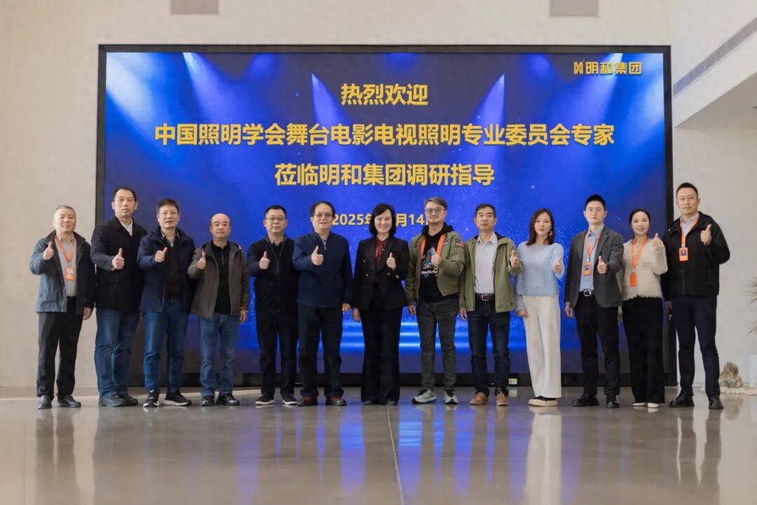 文旅场景创新应用_舞台灯控台排列_舞台影视灯光技术革新