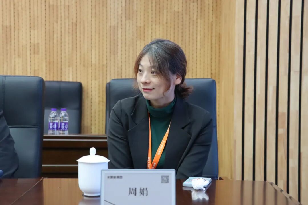 文旅场景创新应用_舞台灯控台排列_舞台影视灯光技术革新