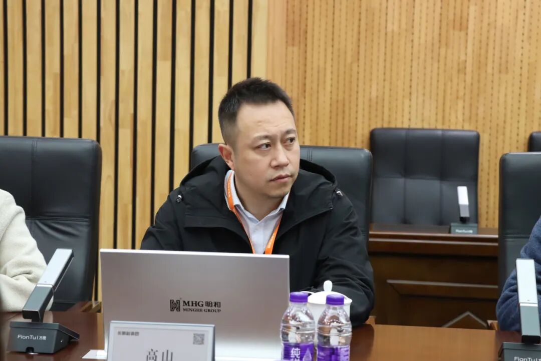 文旅场景创新应用_舞台灯控台排列_舞台影视灯光技术革新