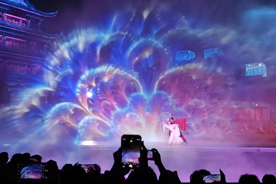 文旅场景创新应用_舞台影视灯光技术革新_舞台灯控台排列