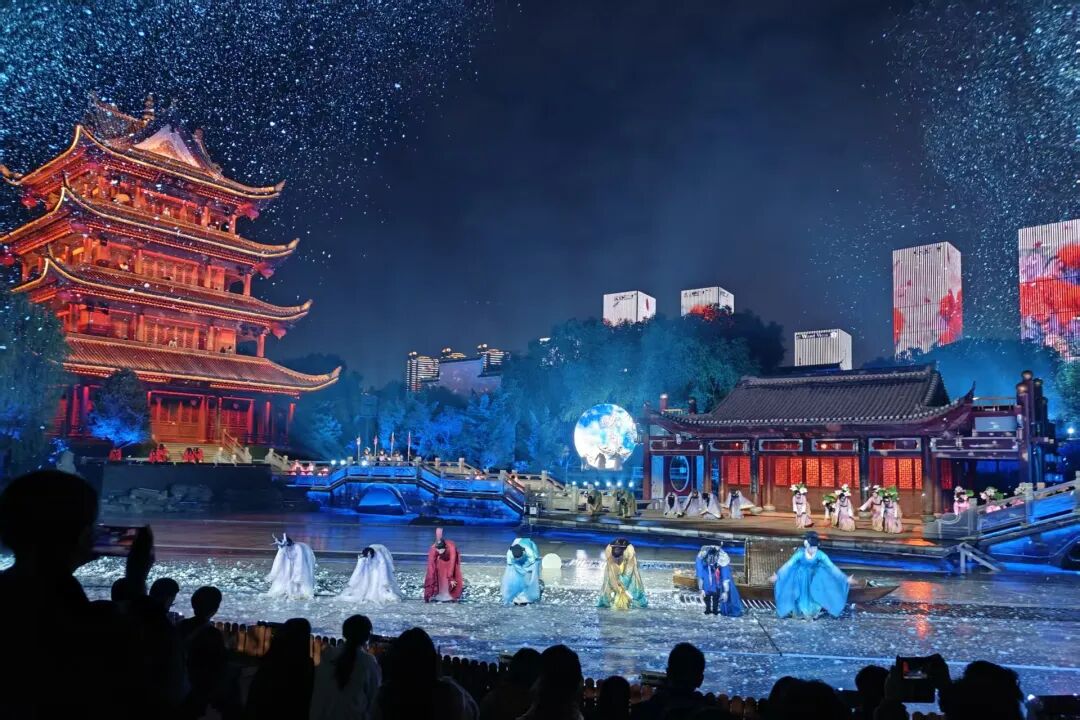 舞台灯控台排列_文旅场景创新应用_舞台影视灯光技术革新