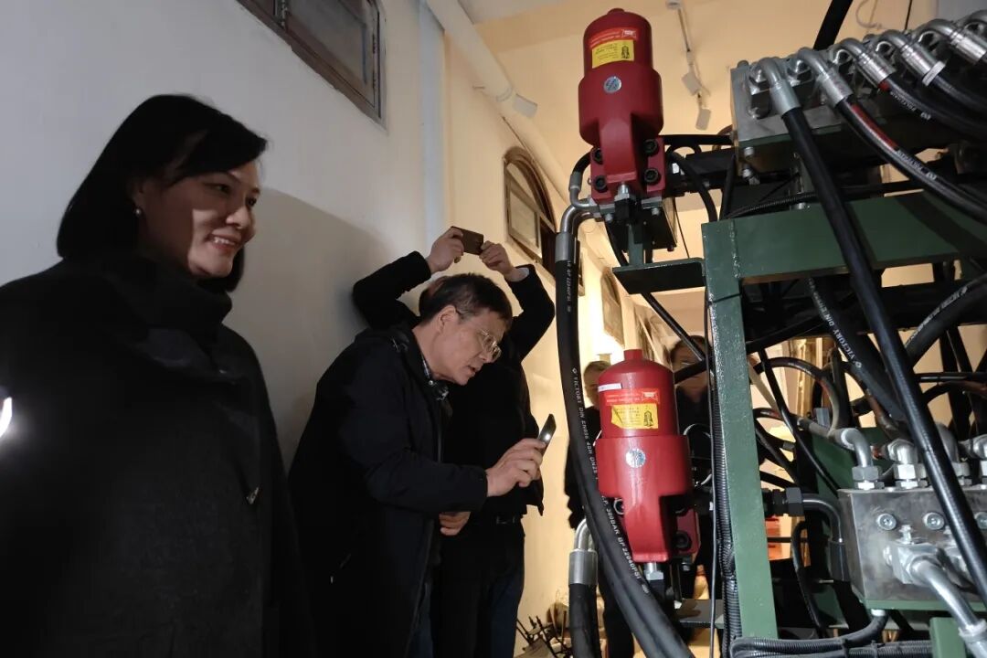 舞台灯控台排列_舞台影视灯光技术革新_文旅场景创新应用