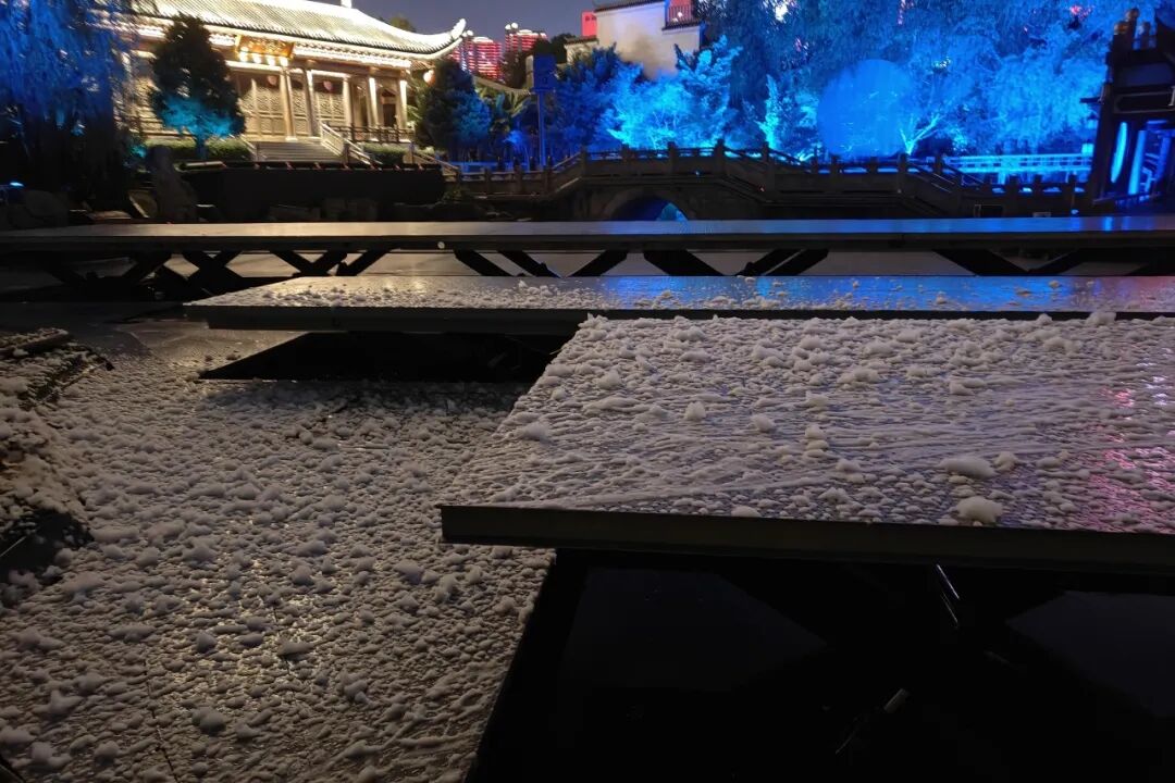 文旅场景创新应用_舞台灯控台排列_舞台影视灯光技术革新