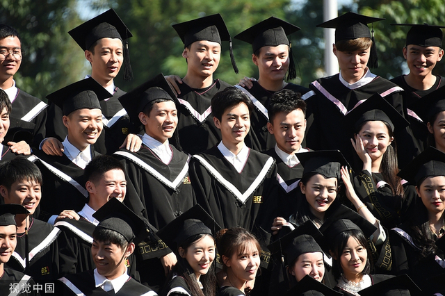 北电2019届毕业典礼俊男美女_北京电影学院表演学院毕业照_北京电影学院毕业
