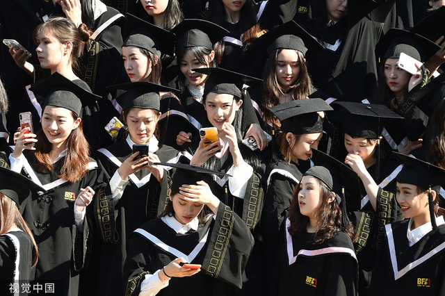 北京电影学院毕业_北京电影学院表演学院毕业照_北电2019届毕业典礼俊男美女