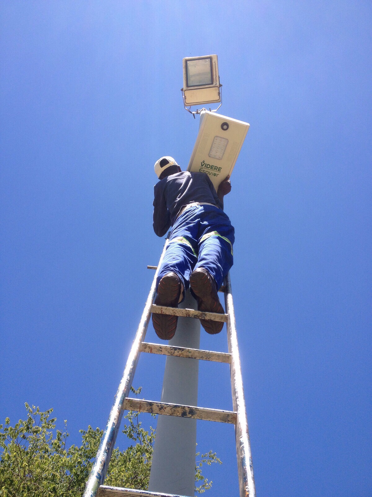 太阳能路灯厂家安装服务_太阳能路灯安装步骤_大路灯安装