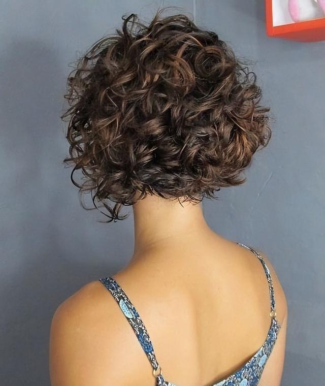 短卷发造型_推荐好用的卷发棒_短卷发打理技巧