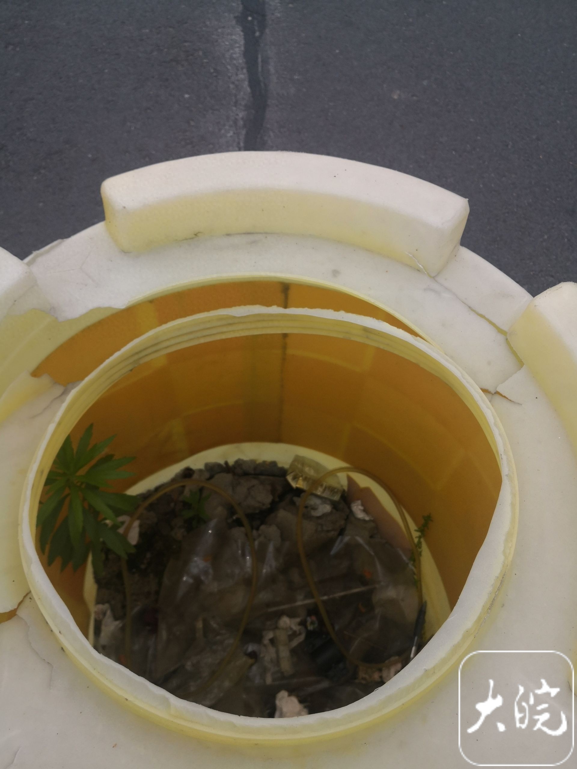 防撞桶破损 垃圾污染 六安道路设施_什么是防撞桶