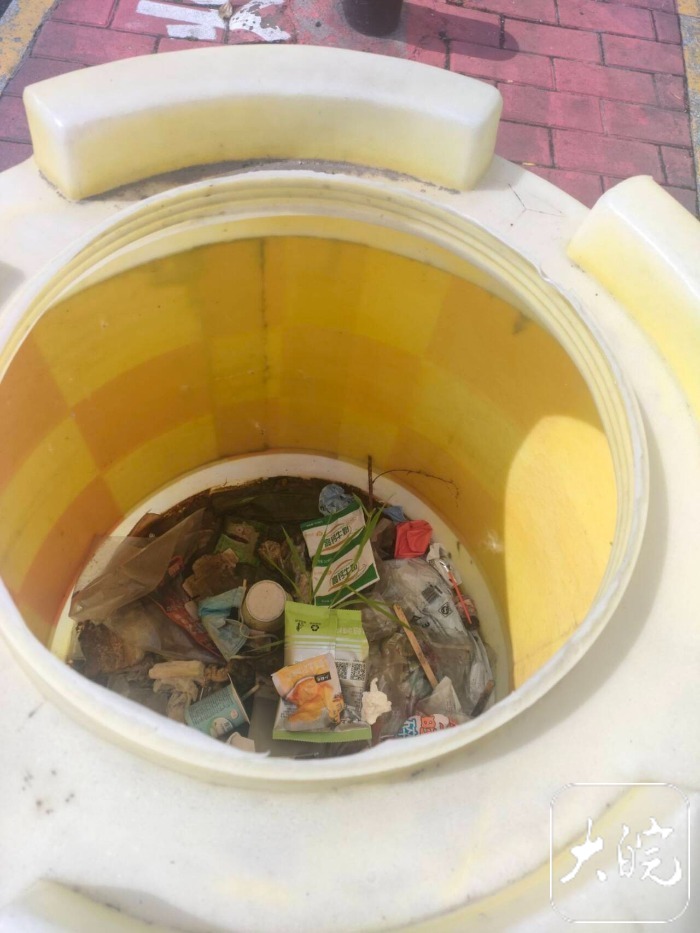 防撞桶破损 垃圾污染 六安道路设施_什么是防撞桶