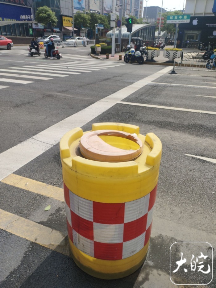 防撞桶破损 垃圾污染 六安道路设施_什么是防撞桶