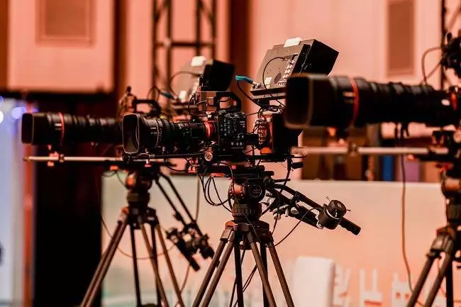 佳能电影机高画质广电直播应用_佳能EOS C400讯道化直播解决方案_讯道直播机