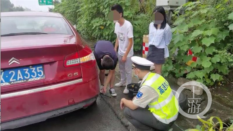 什么是防撞桶_防撞桶 高速公路 轮胎安全