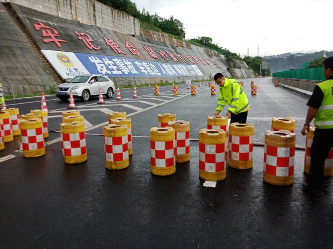 防撞桶市政道路安防作用_什么是防撞桶_防撞桶公路安全规范
