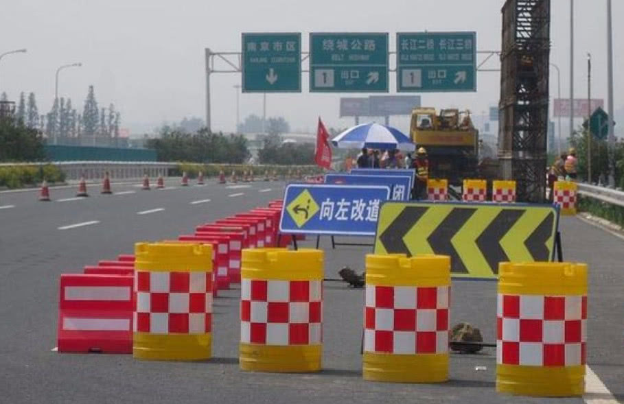 防撞桶市政道路安防作用_什么是防撞桶_防撞桶公路安全规范