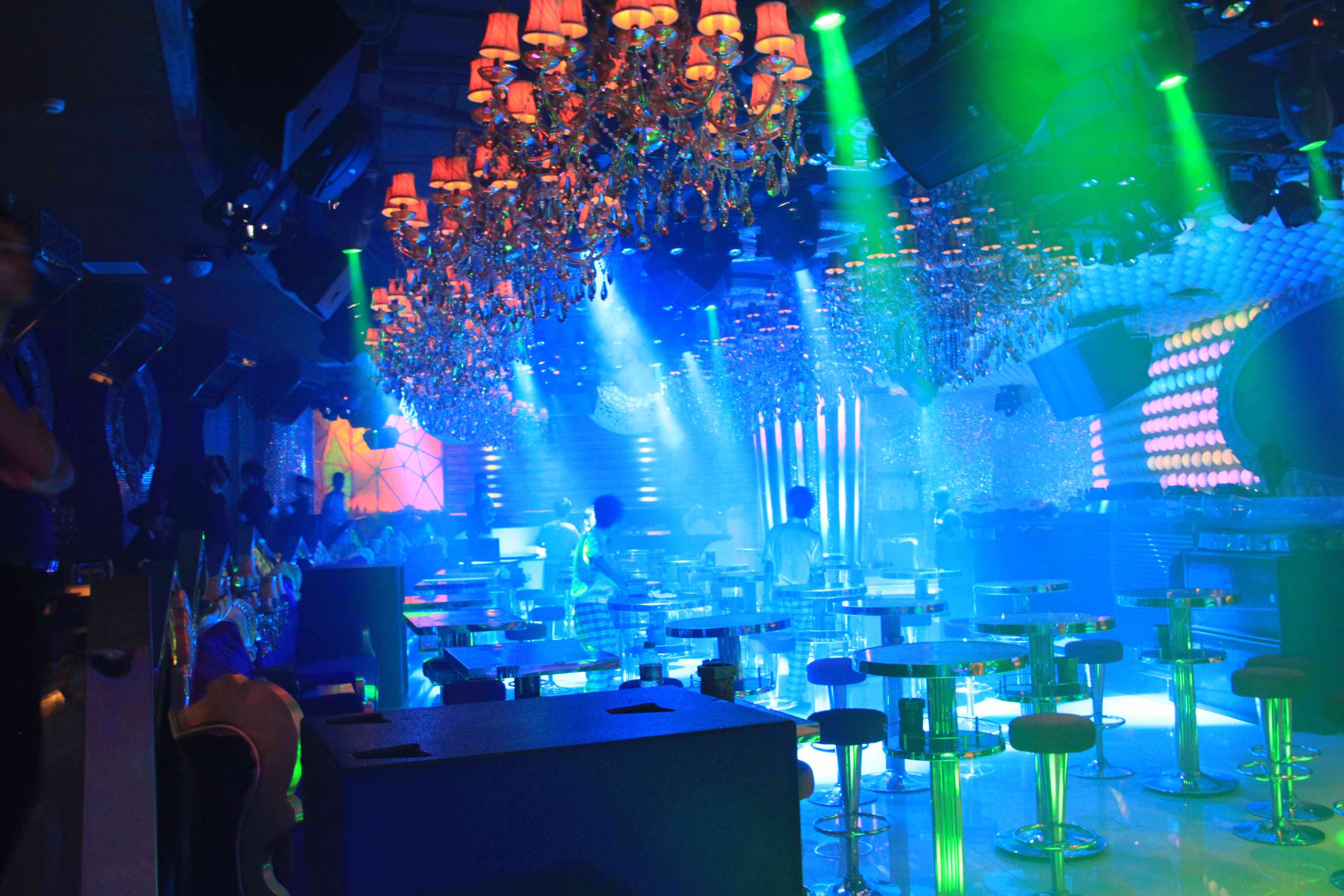 舞台灯控台组合_舞台灯具分类_电脑灯特点