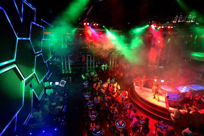 舞台灯具分类_电脑灯特点_舞台灯控台组合