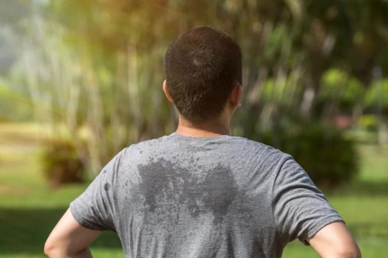 中老年人动不动大汗淋漓原因_中医解释出汗多是否健康_出虚汗是什么原因