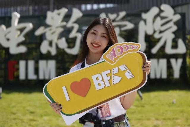 北京电影学院新生高颜值_北京电影学院学生_艺术类院校学生打扮时尚